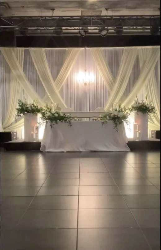 A few flowers or a fully covered arch: a big price difference.
