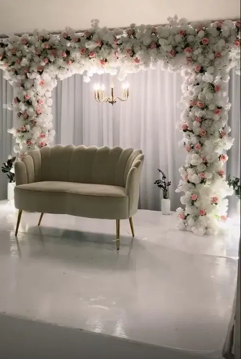 Arche de roses blanches et rouges avec sofa vert sauge