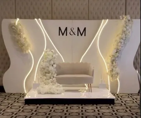 Backdrop lumineux M&M, sofa beige et fleurs blanches