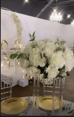 Centre de table en roses et hortensias blancs sur pied en cristal