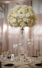 Centre de table floral blanc sur table de mariage