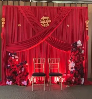 Cérémonie chinoise du thé : draperie rouge, symbole du double bonheur et chaises dorées