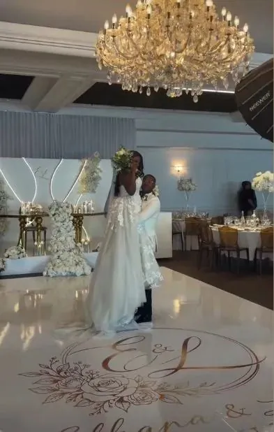Custom initials: a centrepiece for the first dance.
