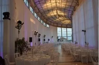 Dans une salle très haute, le décor doit gagner en hauteur.