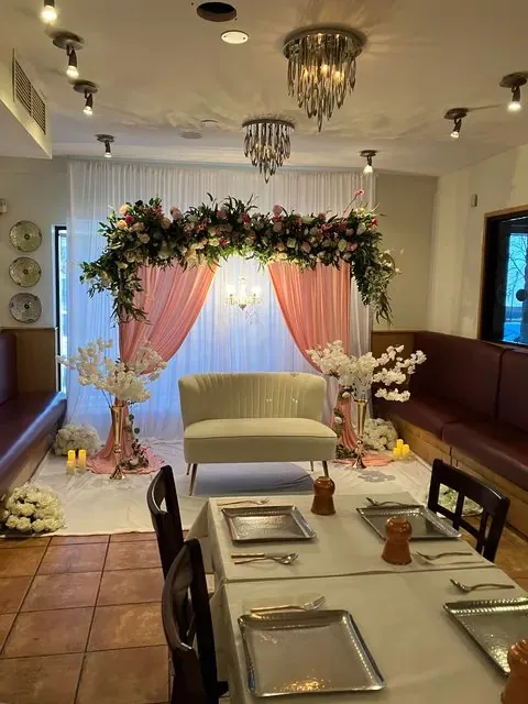 Décor floral rose avec sofa, vu depuis la table des invités