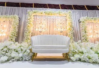 Décoration de scène avec sofa et arche florale