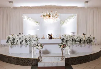 Décoration de scène et table d’honneur pour un mariage