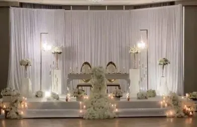 Draperie blanche, cadres dorés et cascade florale — vue d’ensemble
