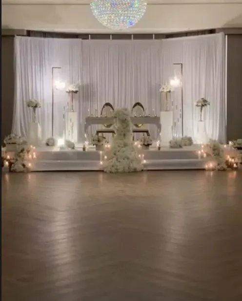 Draperie blanche, cadres dorés et table d’honneur avec cascade florale