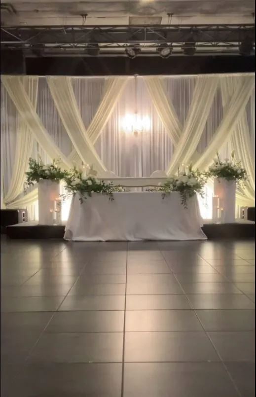 Draperie croisée ivoire et table d’honneur fleurie