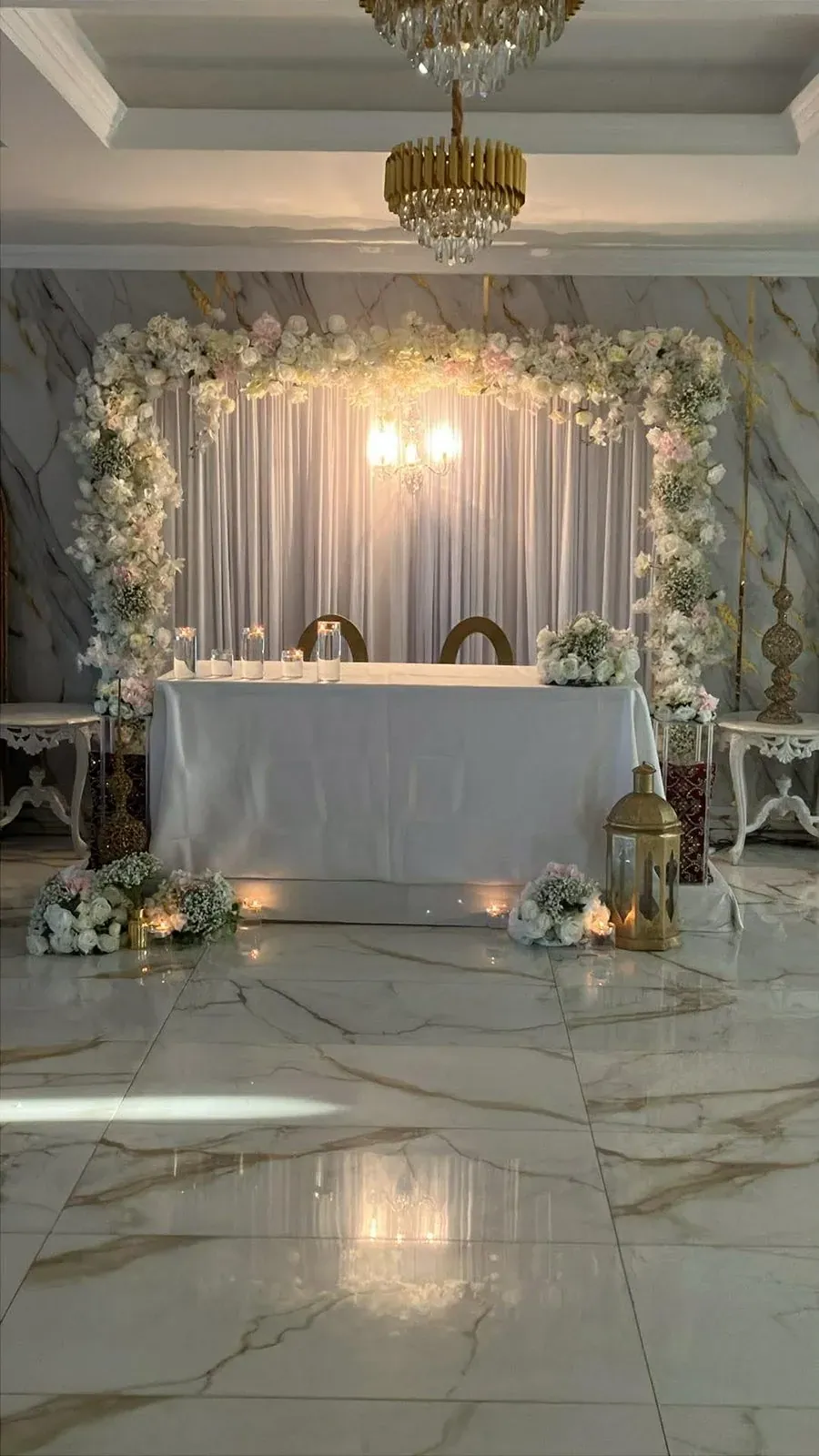 Fiançailles maghrébines : arche florale illuminée et table d’honneur