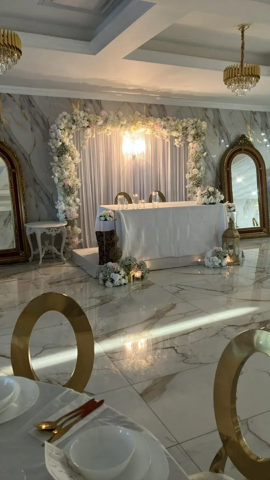 Fiançailles maghrébines : décor floral et tables avec chaises dorées