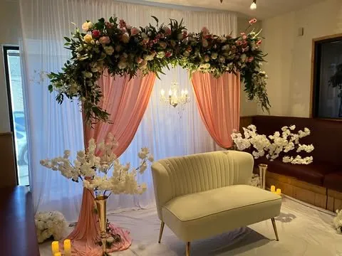 Guirlande florale rose et verte et sofa ivoire — vue rapprochée