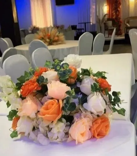 Roses and greenery: quality matters more than the type of flower.