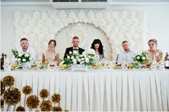 Table d’honneur avec mariés et compositions florales