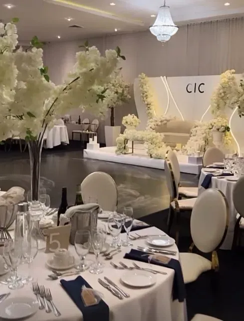 Tables des invités dressées devant le backdrop lumineux CIC